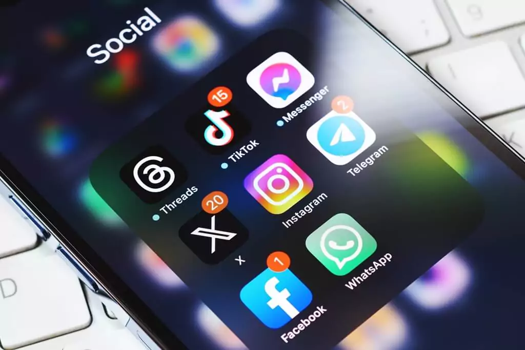 celular com apps de redes sociais