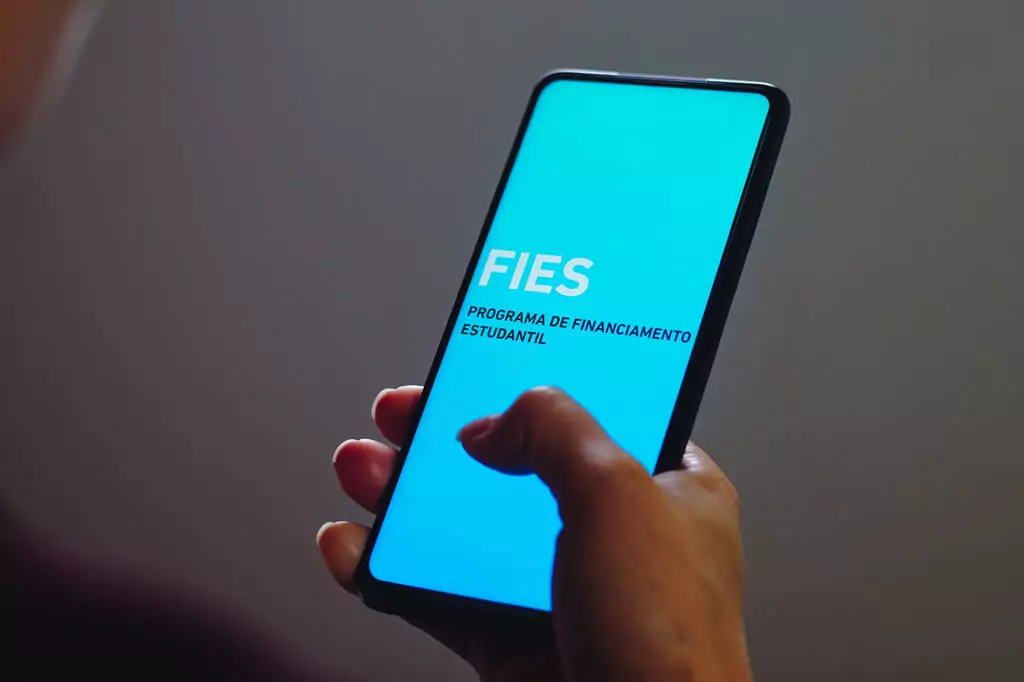pessoa mexendo em app do Fies no celular