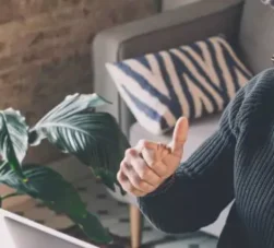 homem falando ao celular em escritório