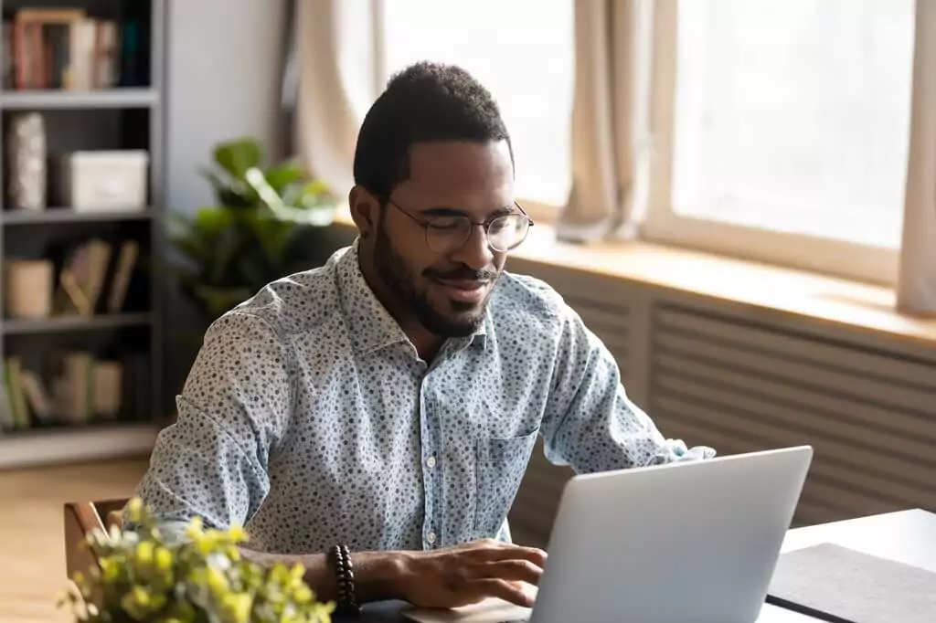 homem trabalhando com computador