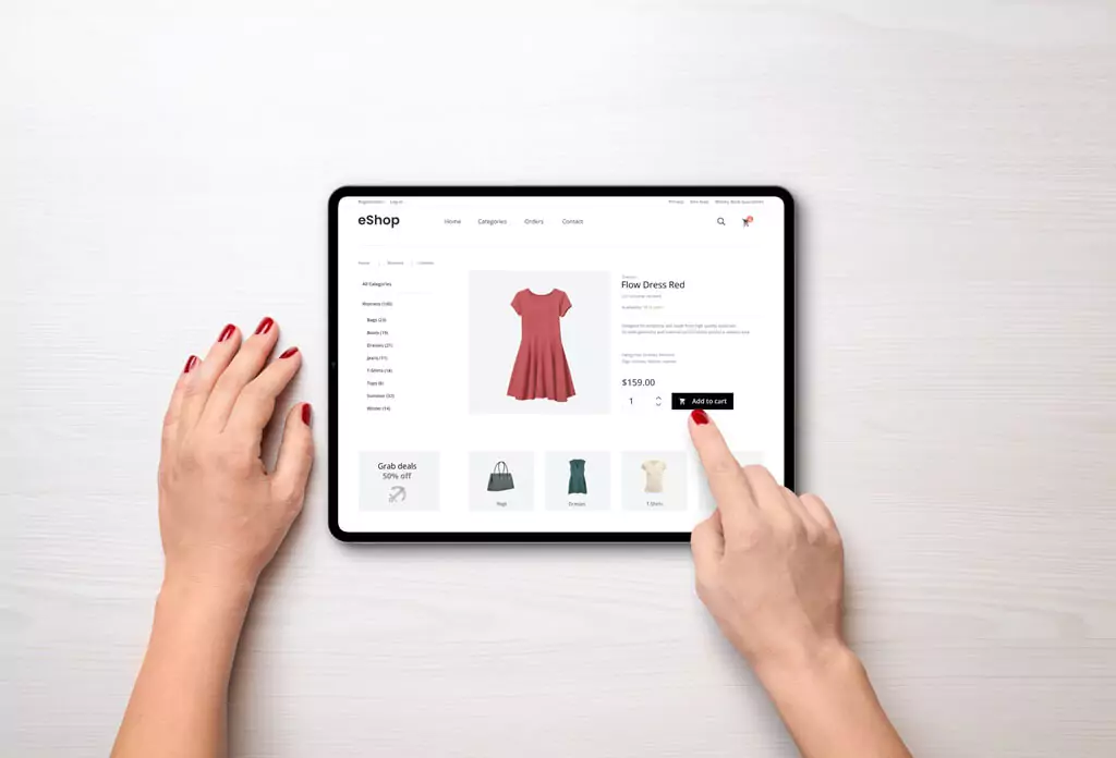 mulher clicando em botão de compra em site