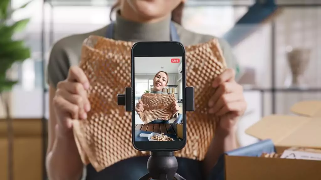 moça mostrando produto em live