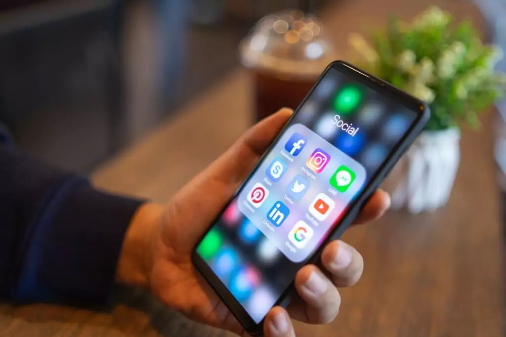 celular com aplicativos variados