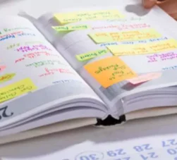 pessoa organizando a agenda com post it