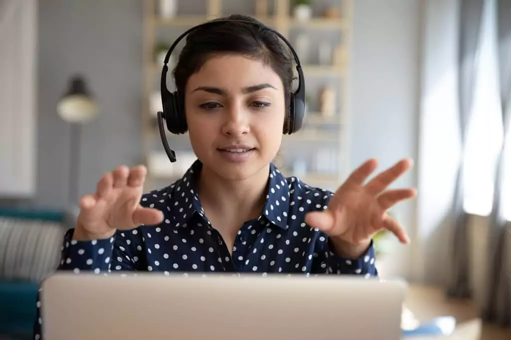 mulher explicando algo em chamada por computador