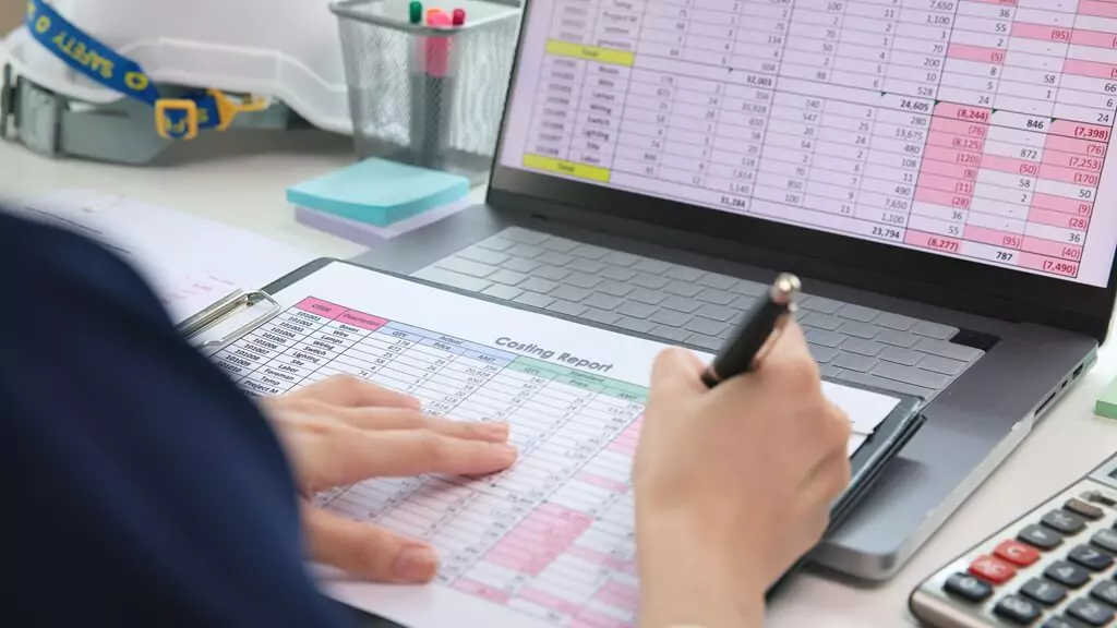 moça calculando e preenchendo planilha