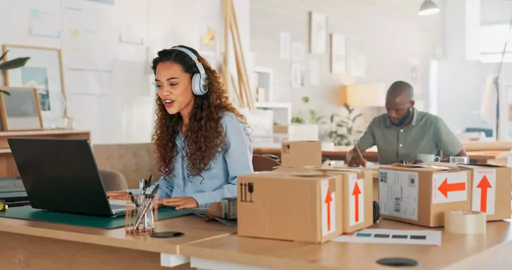 vendedora atendendo cliente em escritório
