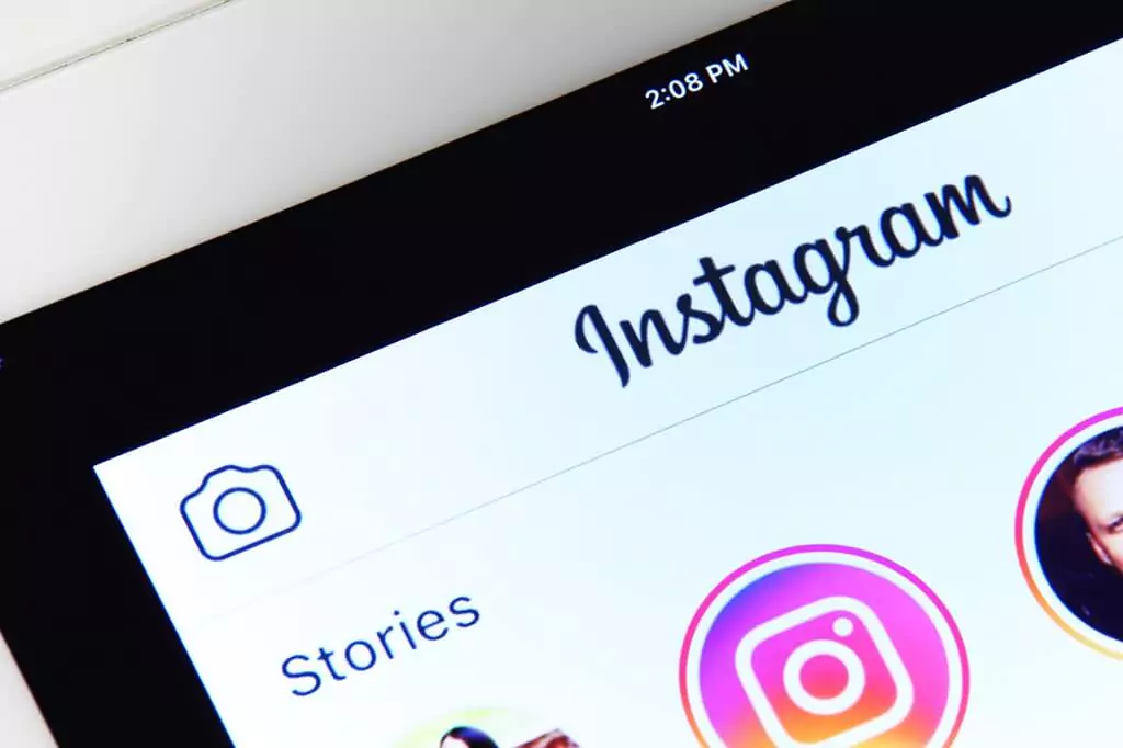 tela de celular ou tablet com perfil no instagram