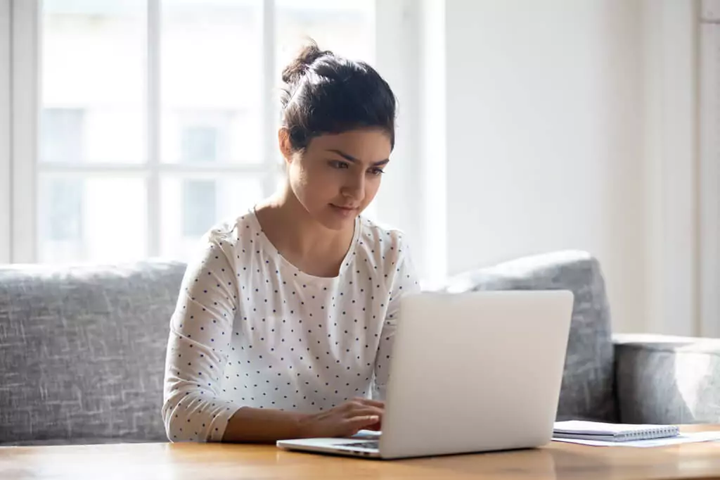 moça digitando em notebook