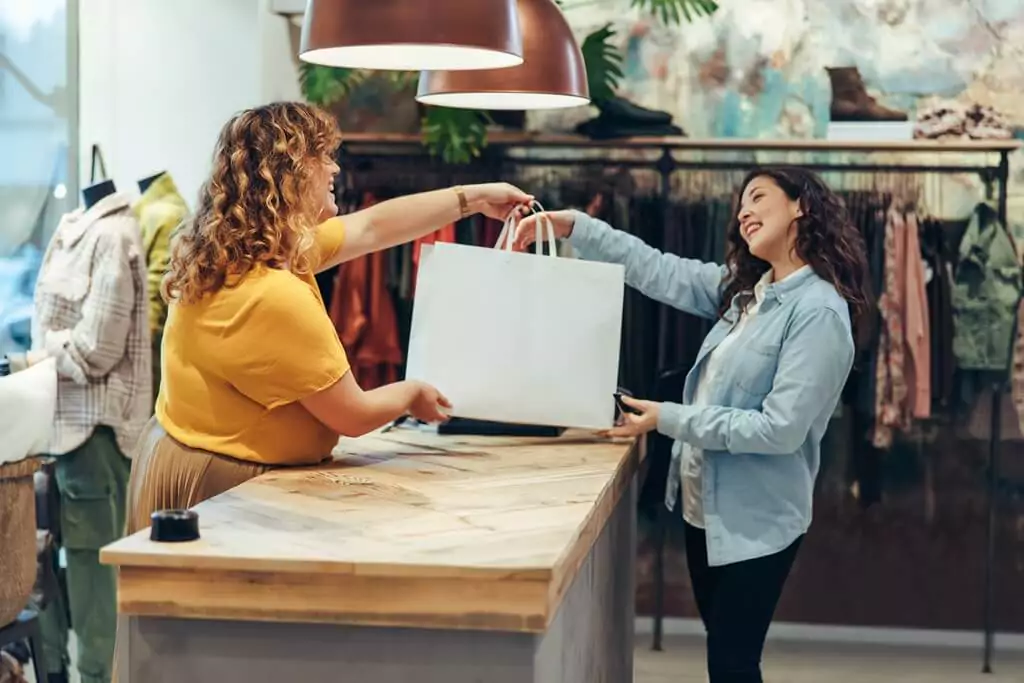 moça vendendo em loja de roupas